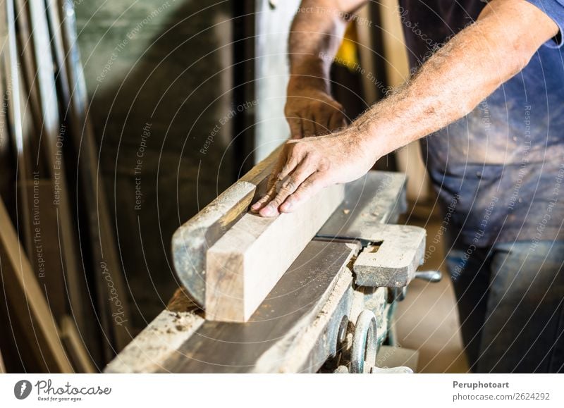 Schreiner mit Kreissäge, die ein Holz schneidet. Tisch Arbeit & Erwerbstätigkeit Industrie Handwerk Werkzeug Säge Mensch Mann Erwachsene Zähne Metall Stahl