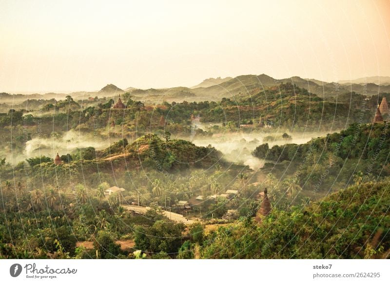 Tempel von Mrauk U im Morgengrauen Nebel Urwald Hügel Myanmar Ruine Pagode Glaube Spiritualität mystisch Historische Bauten verloren geheimnisvoll