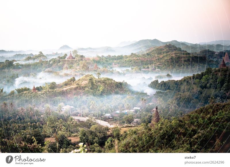 Tempel von Mrauk U im Morgengrauen Nebel Urwald Hügel Myanmar Ruine Sehenswürdigkeit Pagode Glaube Verfall Vergangenheit Vergänglichkeit geheimnisvoll