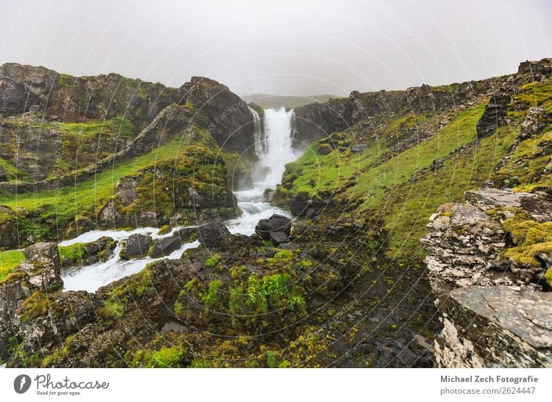 Blick auf den Dynjandi Wasserfall in den Westfjorden schön Ferien & Urlaub & Reisen Abenteuer Sightseeing Berge u. Gebirge Mensch Mann Erwachsene Natur
