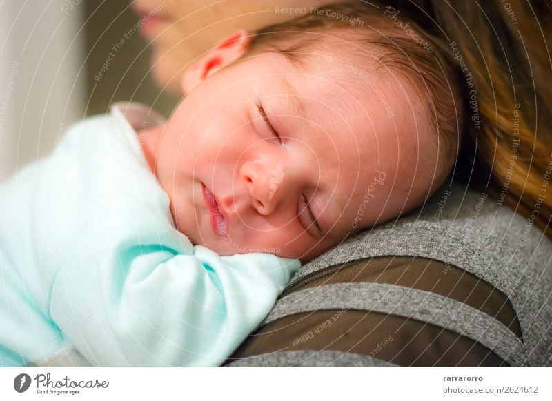 Baby schläft auf der Schulter seiner Mutter. Glück schön Gesicht Leben Kind Mensch Junge Frau Erwachsene Eltern Familie & Verwandtschaft Kindheit Liebe schlafen