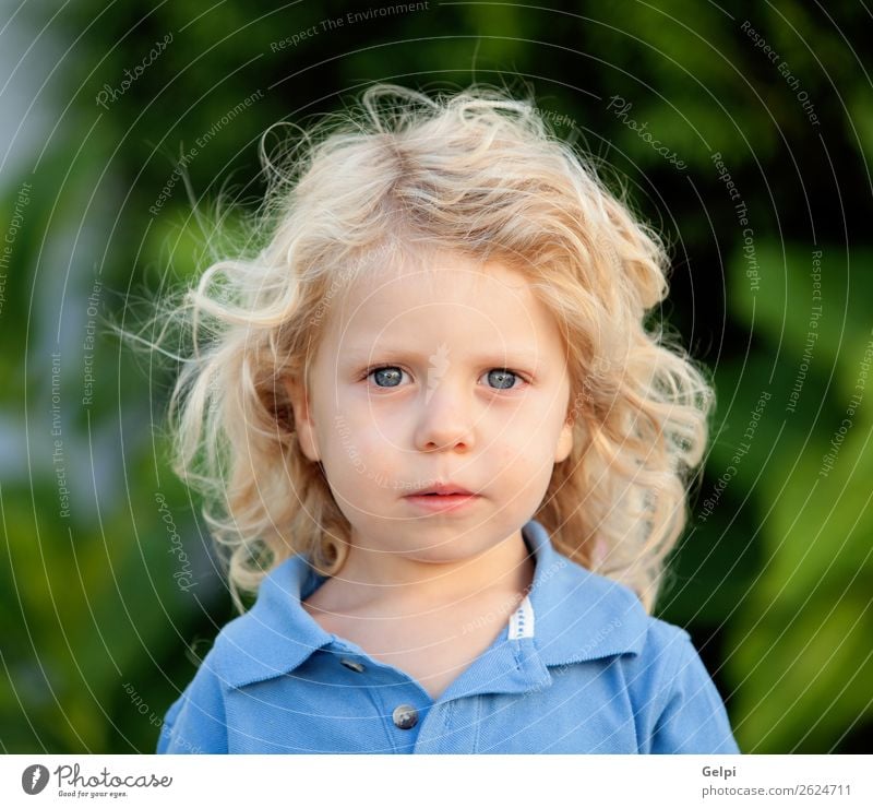 Schöner Junge drei Jahre alt mit langen blonden Haaren Glück schön Gesicht Sommer Garten Kind Mensch Baby Mann Erwachsene Kindheit Umwelt Park Lächeln sitzen