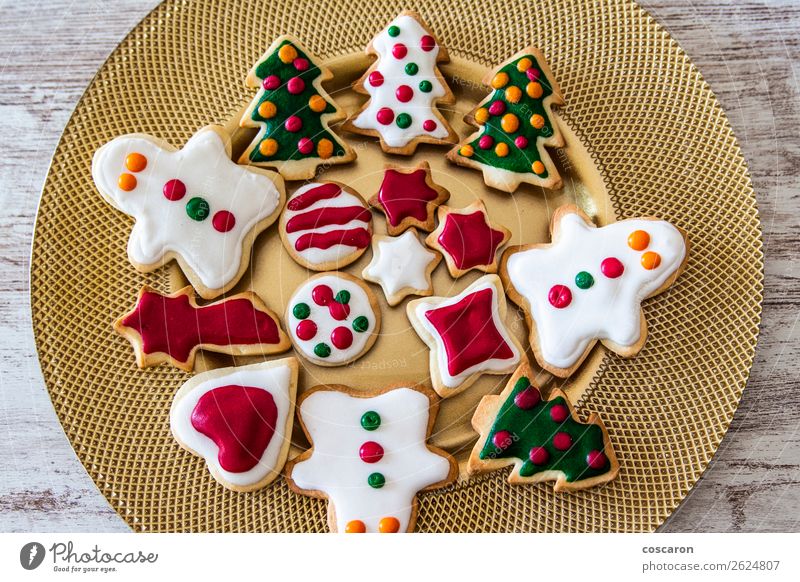 Weihnachtskekse auf einer Schale mit Holztischhintergrund Lebensmittel Kuchen Dessert Süßwaren Teller schön Freizeit & Hobby Winter Schnee