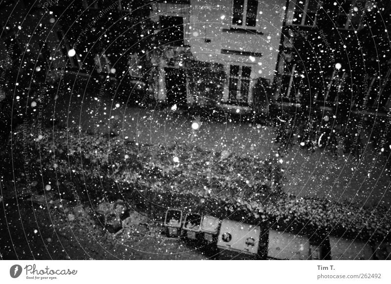 Winter in Berlin Wetter Schnee Schneefall Hauptstadt Stadtzentrum Altstadt Menschenleer Haus Einsamkeit Schwarzweißfoto Außenaufnahme Nacht Kunstlicht