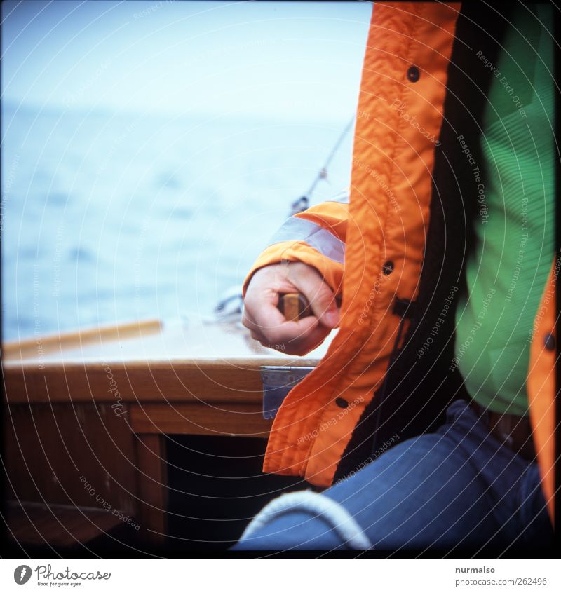 Steuermann Lifestyle Freizeit & Hobby Sport Wassersport Segeln Sportstätten Mensch Brust Arme Hand Finger Bauch 1 Natur Ostsee Meer Schifffahrt Bootsfahrt