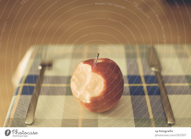Apple_Day Three Apfel Ernährung Bioprodukte lecker Tischwäsche Besteck Innenaufnahme Kunstlicht Schwache Tiefenschärfe