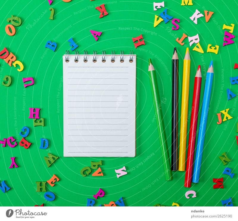 offenes Notizbuch mit leeren weißen Blättern Tisch Schule Schulkind Büro Business Kindheit Buch Papier Spielzeug Holz oben Sauberkeit gelb grün rot Farbe Idee