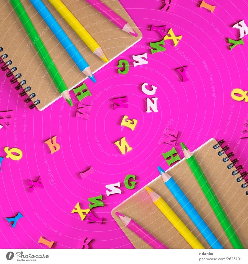 Notizbuch und mehrfarbige Holzstifte Bildung Schule Studium Büro Business Buch Papier Spielzeug oben gelb grün rosa weiß Farbe Idee Hintergrund blanko
