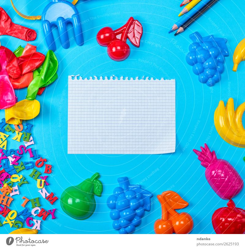 leeres weißes Blatt aus dem Notizblock gerissen Frucht Tisch Kind Schule lernen Büro Papier Zettel Schreibstift Spielzeug Luftballon Holz Kunststoff schreiben