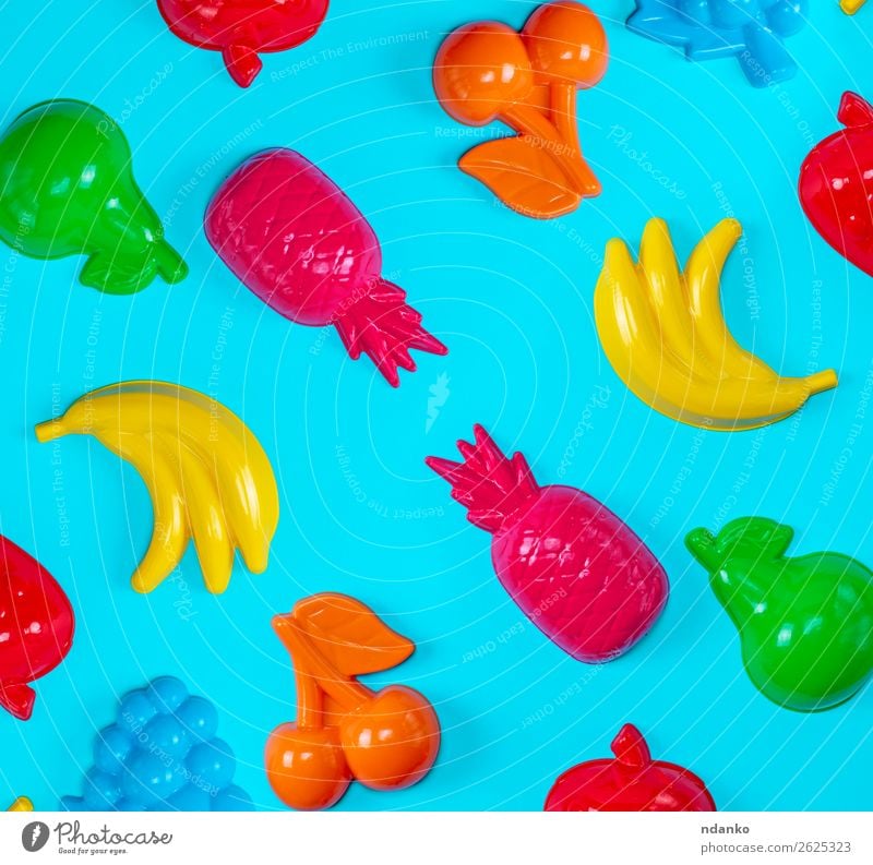 blauer Hintergrund mit bunten Spielzeugen für Kinder Frucht Freude Freizeit & Hobby Spielen Kunststoff klein niedlich gelb grün rosa rot Farbe Idee flach
