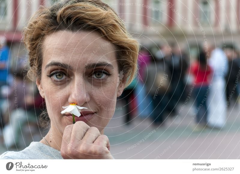 Porträt einer Frau Gesicht Mensch Erwachsene Straße authentisch 2017 lässig Kaukasier Mädchen Dame Model Körperhaltung Rumänien Timisoara Farbfoto Außenaufnahme