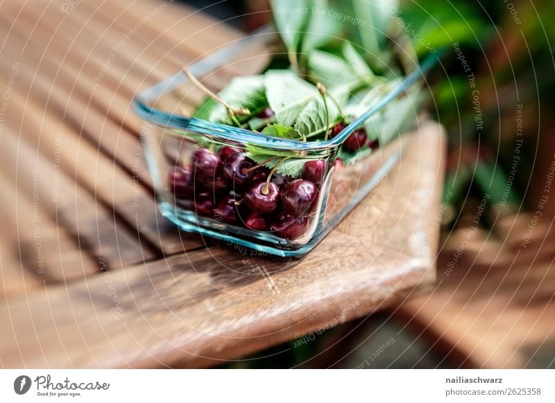 Kirschen Lebensmittel Frucht Dessert Ernährung Bioprodukte Vegetarische Ernährung Diät Fasten Teller Schalen & Schüsseln Sommer Sonne Blatt Tisch Holztisch Glas