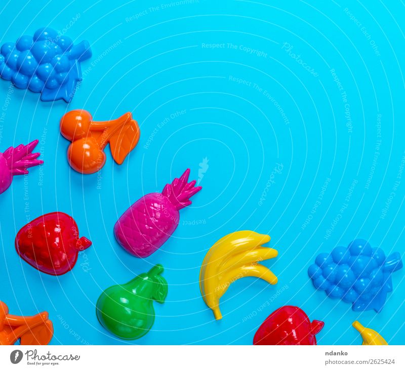 blauer Hintergrund mit bunten Spielzeugen für Kinder Frucht Apfel Freude Spielen Kindheit Sammlung Kunststoff wählen oben gelb grün rosa rot flach Kulisse