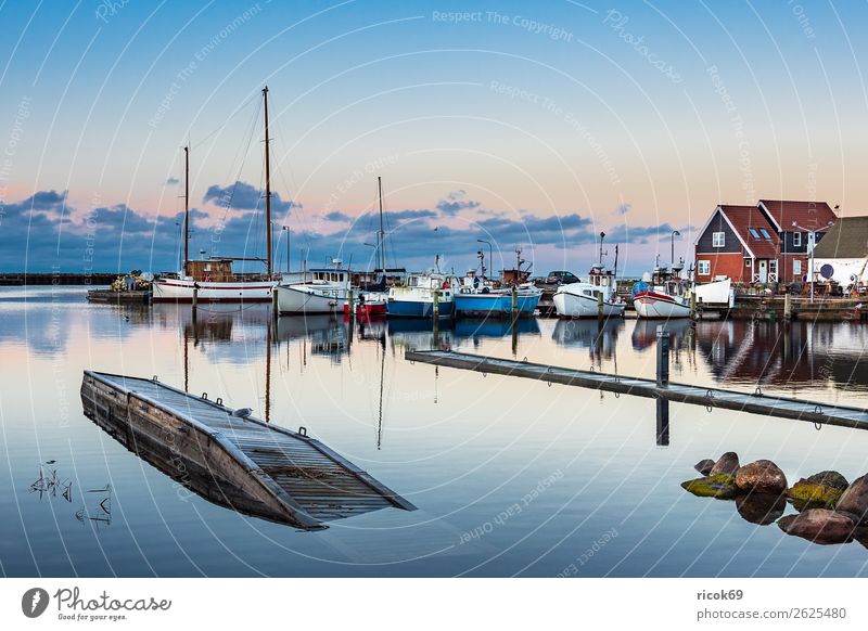 Blick auf den Hafen von Klintholm Havn in Dänemark Erholung Ferien & Urlaub & Reisen Tourismus Haus Natur Landschaft Wasser Wolken Küste Ostsee Gebäude