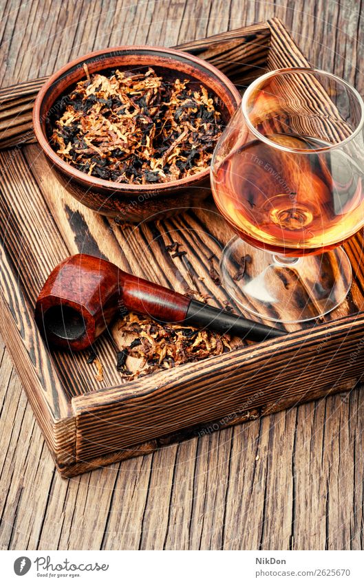 Tabakspfeife und Whisky Röhren Rauch Nikotin Sucht braun altehrwürdig Raucherin klassisch Alkohol trinken Cognac Glas Weinbrand Scotch Schnaps Whiskey Getränk