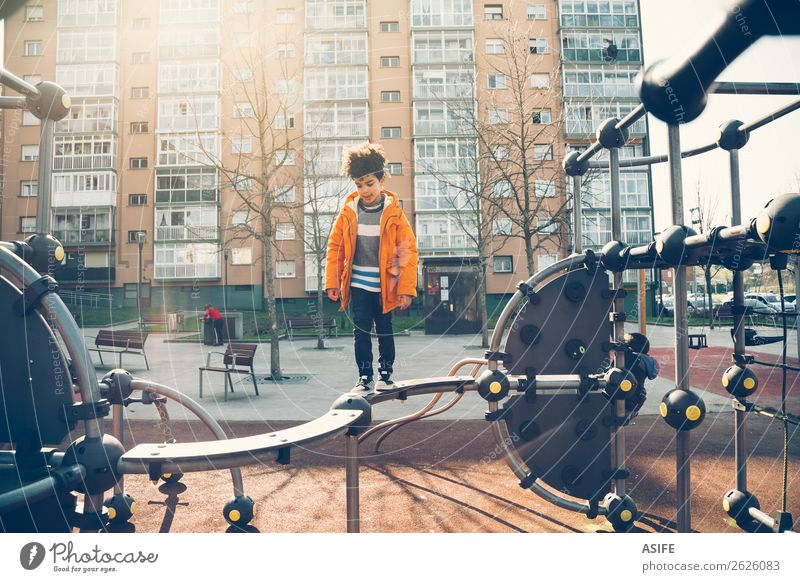 Kleiner Junge spielt in der Balance-Bar auf einem Spielplatz. Freude Glück Freizeit & Hobby Spielen Winter Klettern Bergsteigen Kind Mann Erwachsene Kindheit