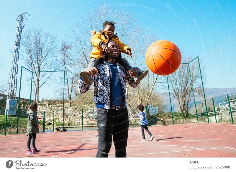 Papa und kleiner Sohn beim Basketball spielen Freude Glück Erholung Freizeit & Hobby Spielen Winter Sport Schule Junge Eltern Erwachsene Vater