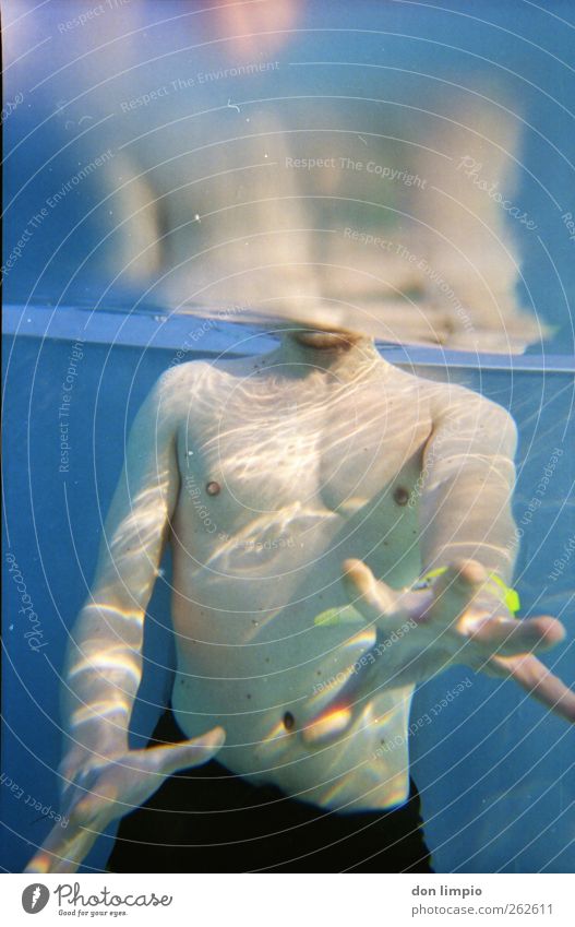 Gib mir die Kamera! maskulin Schwimmen & Baden schön Mann Sonnenlicht greifen strecken Wasseroberfläche blau Schwimmbad Freizeit & Hobby Freibad analog Farbfoto