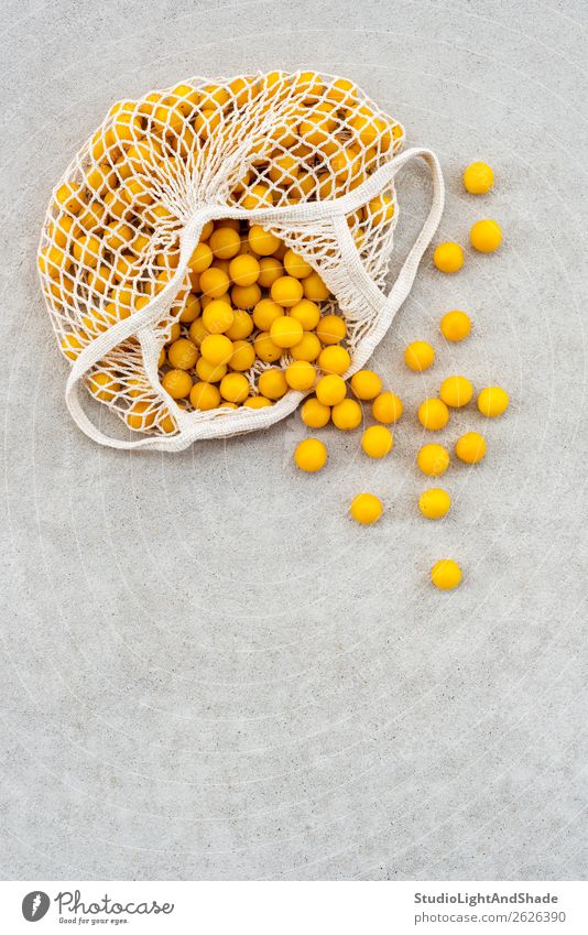 Gelbe Pflaumen in einer Baumwoll-Mesh-Tasche Lebensmittel Frucht Ernährung Lifestyle kaufen Gesunde Ernährung Freizeit & Hobby Sommer Garten Gartenarbeit