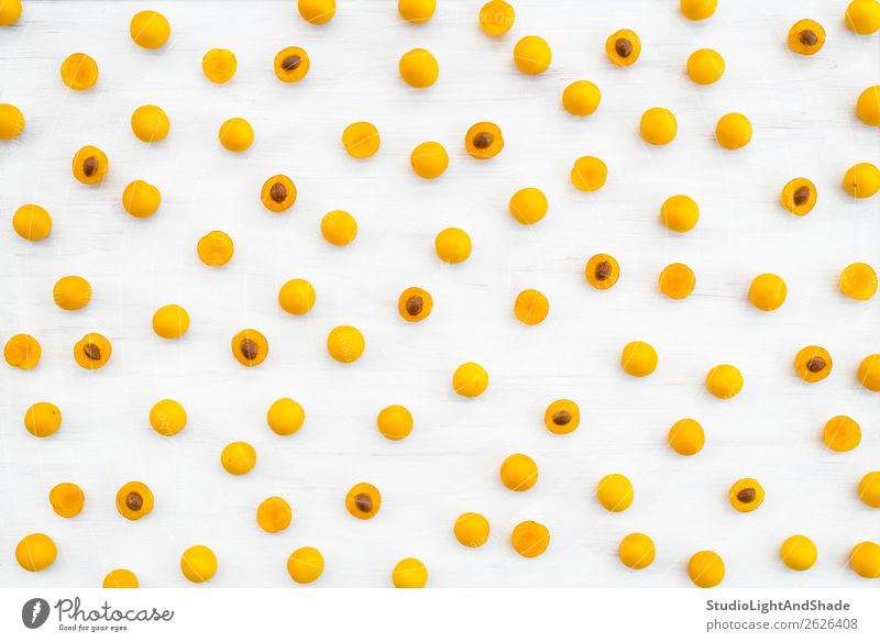 Ganze und geschnittene wilde gelbe Pflaumen auf weißem Hintergrund Lebensmittel Frucht Ernährung Bioprodukte Vegetarische Ernährung Freude Glück Sommer Garten