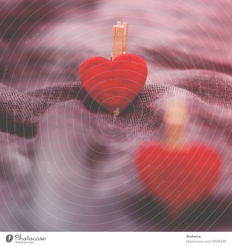 Rote Herzen aus Filz auf gewelltem Stoff in Lila und Purpur Wohlgefühl Wohnung Dekoration & Verzierung Valentinstag Hochzeit Kitsch Krimskrams Zeichen leuchten
