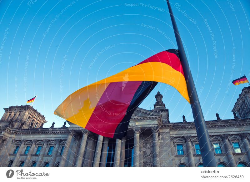 Deutschlandfahne vor dem Reichstag Architektur Berlin Deutscher Bundestag Deutsche Flagge Froschperspektive Hauptstadt Himmel Himmel (Jenseits) Berlin-Mitte