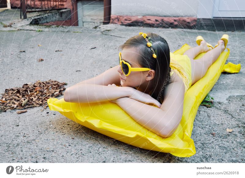 den sommer zurück haben wollen III Sommer Herbst Blatt Sehnsucht Ferien & Urlaub & Reisen Schwimmen & Baden Luftmatratze gelb Sonnenbrille Kind Mädchen