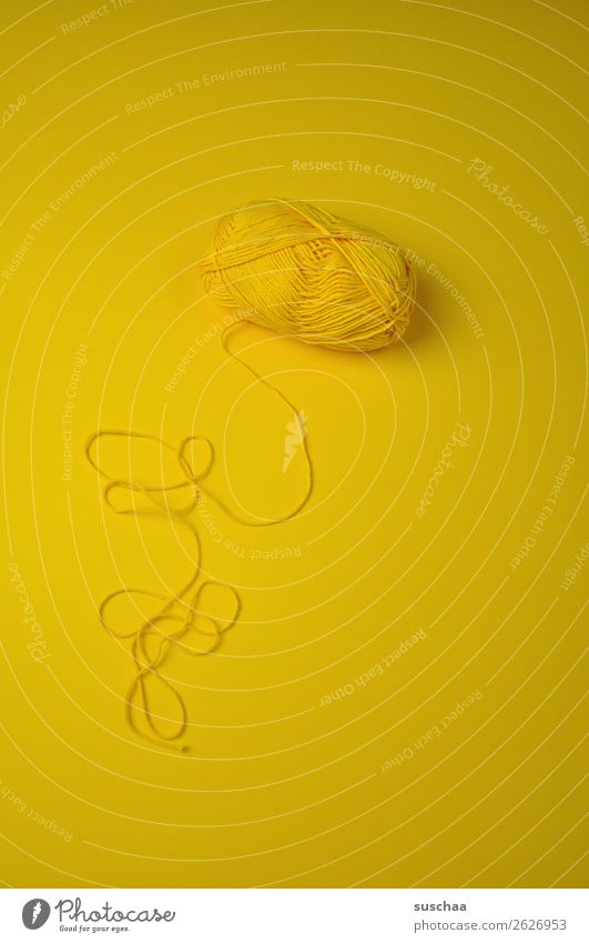 wolle Wolle Wollknäuel einfarbig 1 gelb Hintergrund neutral Handarbeit stricken häkeln wollfaden weich einfach sehr wenige Symbole & Metaphern kontrastarm