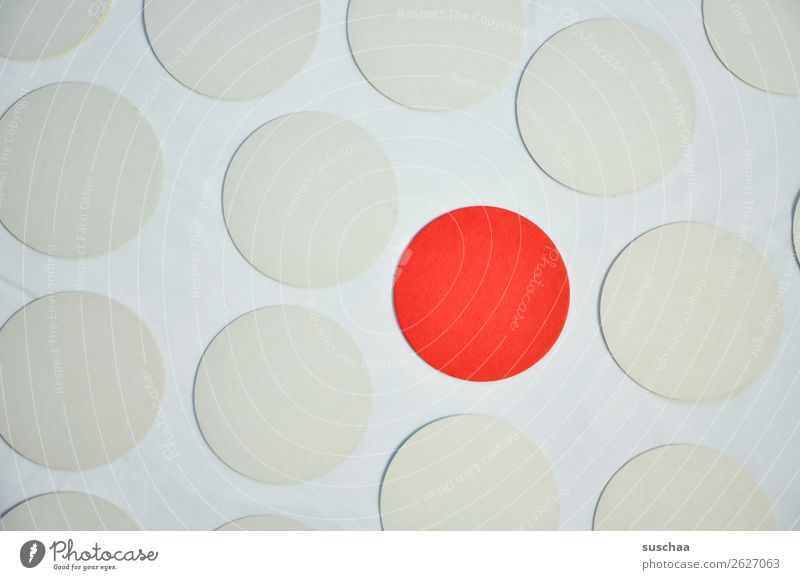der rote punkt rund Kreis Punkt Farbe weiß Symbole & Metaphern assoziativ Mittelpunkt Ausnahme Außenseiter Randgruppe herausragen herausstechend markant abheben
