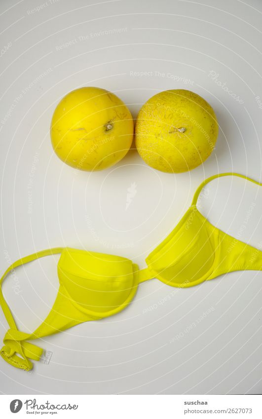 hübsche melonen Frucht Bikini rund gelb Erotik assoziativ Melonen Farbfoto Innenaufnahme Textfreiraum oben Textfreiraum unten Hintergrund neutral