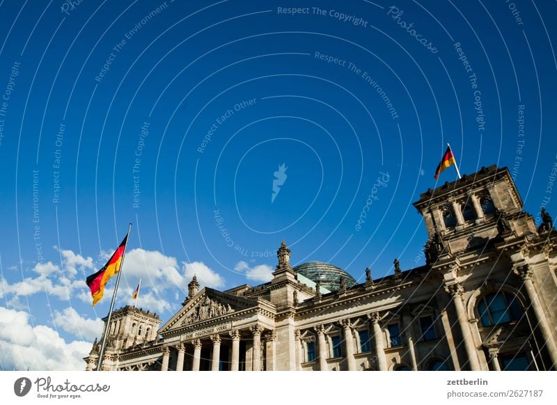 Der Bundestag Architektur Berlin Deutscher Bundestag Deutschland Deutsche Flagge Demokratie demokratisch euro Europa Fahne Froschperspektive Hauptstadt Himmel
