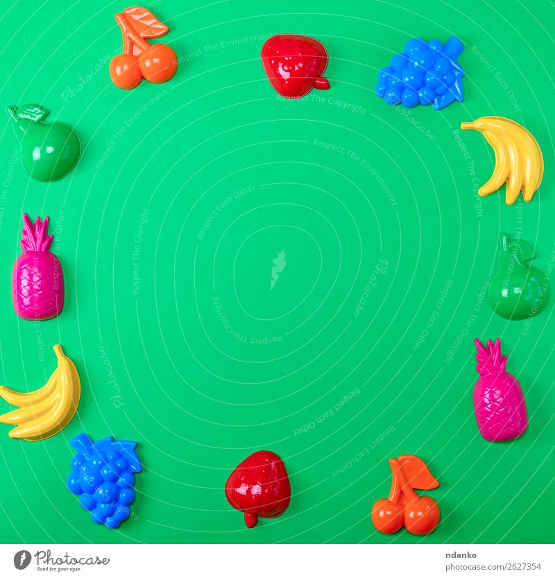 grüner Hintergrund mit buntem Spielzeug für Kinder Frucht Apfel Design Freude Spielen Sommer Dekoration & Verzierung Sammlung Kunststoff hell niedlich oben blau
