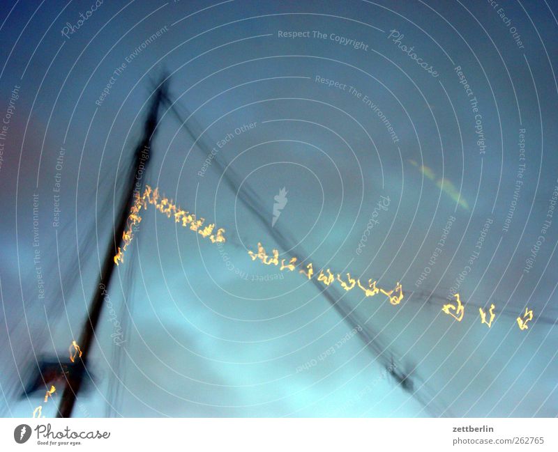 Klabauterlichter Dynamik Mast Lichterkette Himmel Wolken Farbfoto Außenaufnahme Detailaufnahme Menschenleer Textfreiraum links Textfreiraum rechts