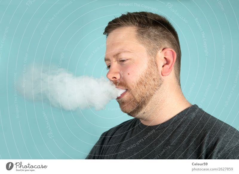 Junger Mann dampft Lifestyle Mensch maskulin Jugendliche Kopf 1 Vollbart Erfahrung e-cigarette smoke unhealthy vape vaporizer vaping dampfen dampfwolke liquid