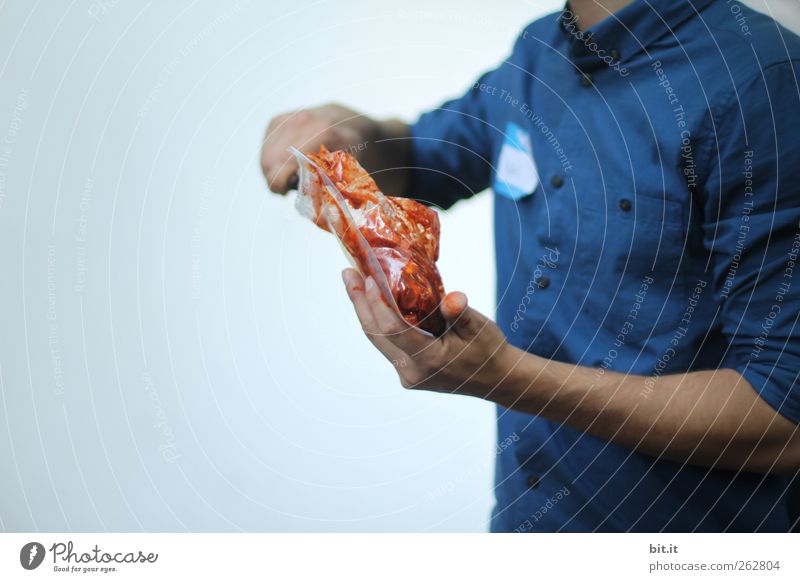 Der Fleischpäckchenmann... Lebensmittel Steak Ernährung Freizeit & Hobby Häusliches Leben Essen Feste & Feiern Koch Mann Erwachsene Körper Arme Hand Finger Hemd