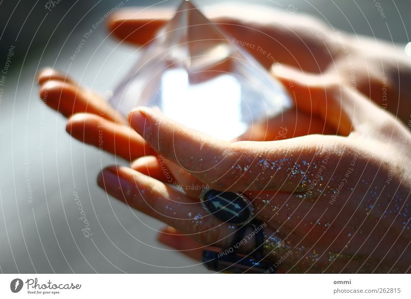 Die Zukunft in Händen I feminin Junge Frau Jugendliche Hand Finger Ring Prisma Glas berühren glänzend leuchten ästhetisch hell nah Wahrsagerei Orakel hellsehen