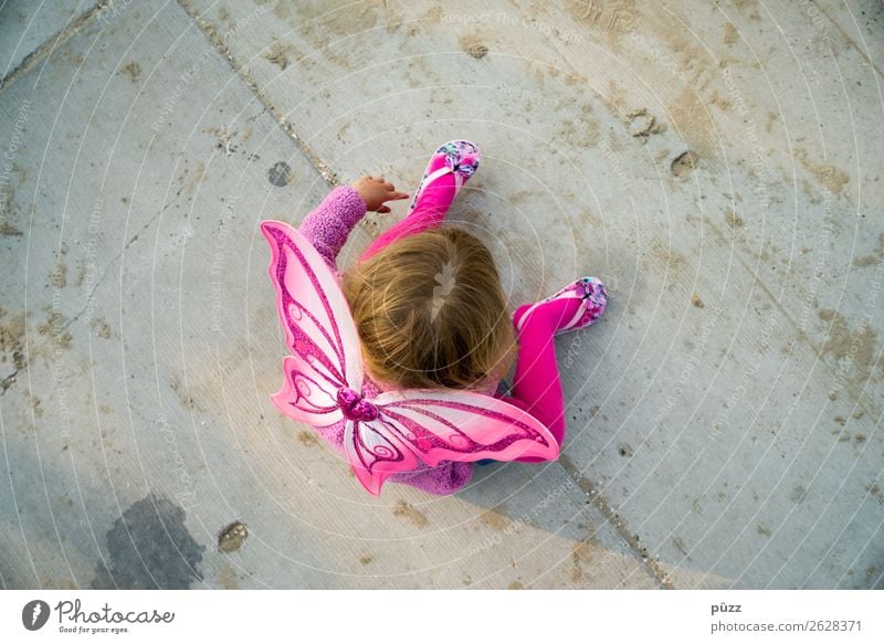 Schmetterling Spielen Kinderspiel Sommer Mensch feminin Kleinkind Mädchen Kindheit 1 1-3 Jahre 3-8 Jahre Beton sitzen grau rosa Flügel Flipflops Strumpfhose