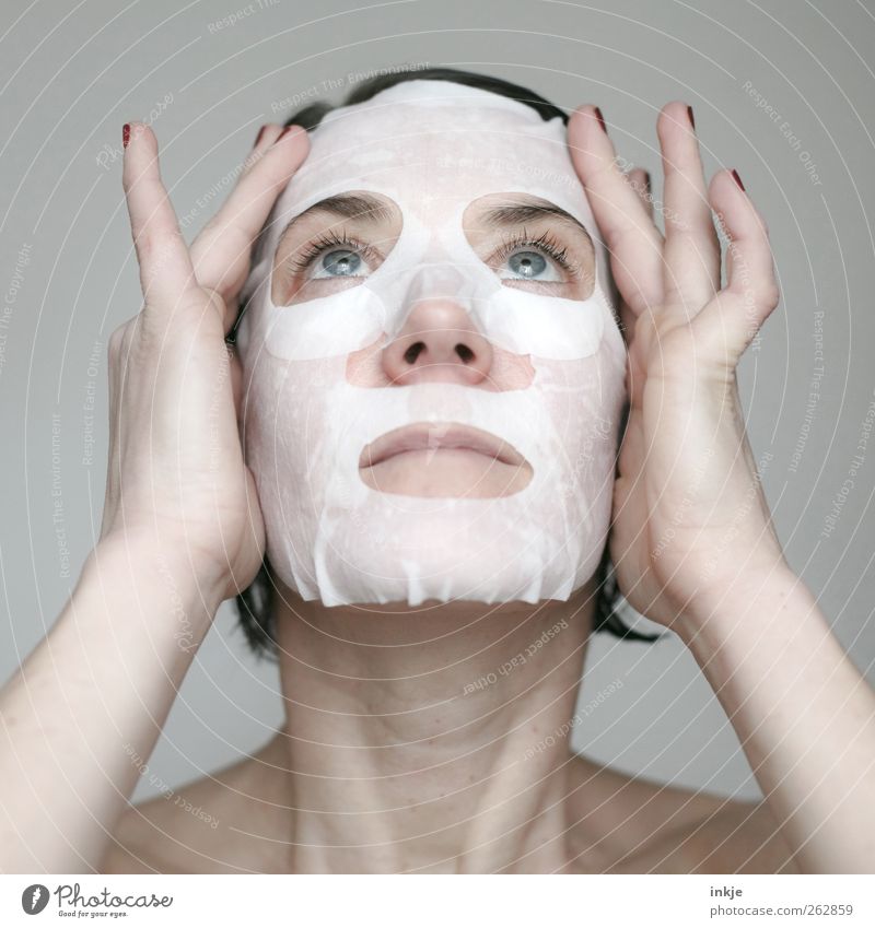 Wenn der Lack ab ist, trägt Frau Maske! schön Körperpflege Haut Gesicht Kosmetik Gesichtsmaske Wellness Sinnesorgane Erholung Kur Erwachsene Hand genießen