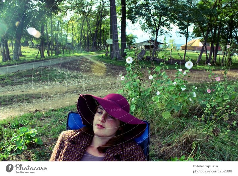 Landleben-Traum - junge Frau mit lila Hut in ländlicher Umgebung Erholung Junge Frau träumen warten Zufriedenheit Lebensfreude Gelassenheit Einsamkeit Idylle