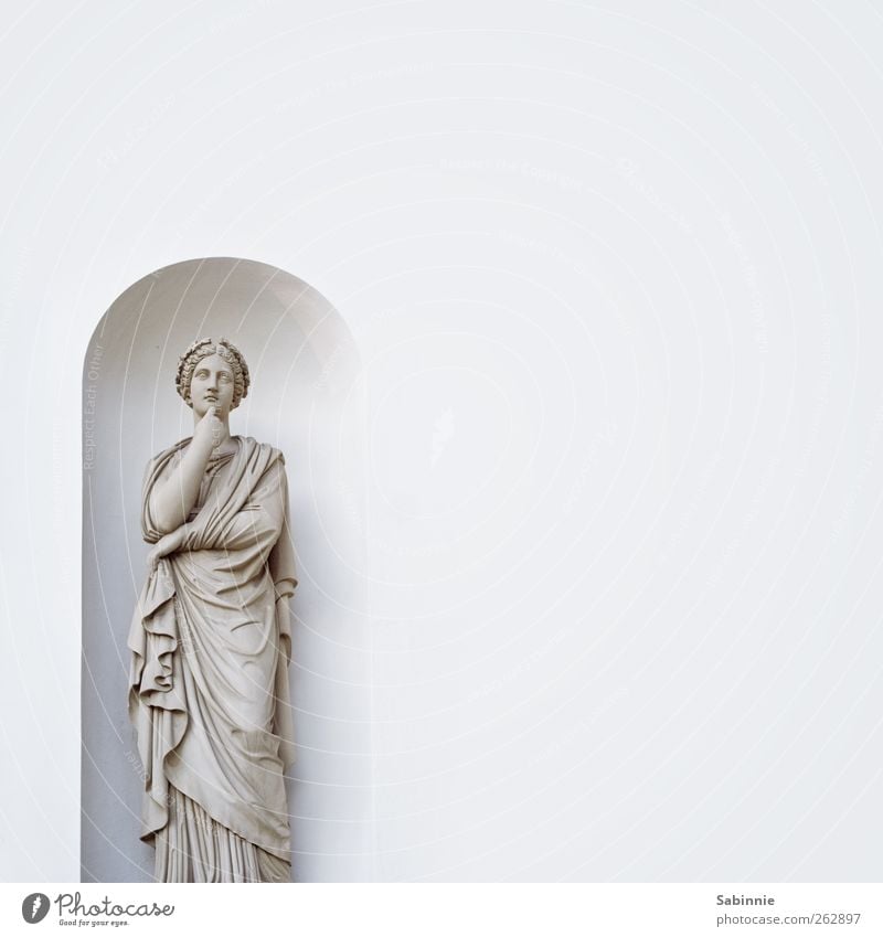 Nachdenklich Skulptur Architektur Statue Figur Bekleidung Kleid Umhang Falte Faltenwurf Kranz Stein träumen grau weiß Denken nachdenklich Gesicht Wand Mauer