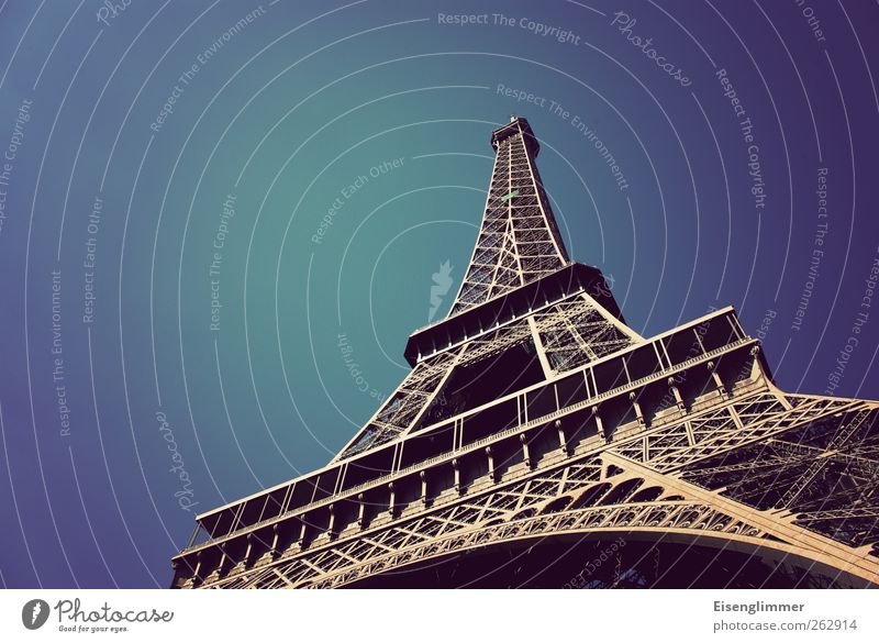 Eiffelturm im Mai Paris Frankreich Europa Tour d'Eiffel alt ästhetisch Eisen Stahlkonstruktion Himmel blau Blauer Himmel Farbfoto Außenaufnahme Menschenleer