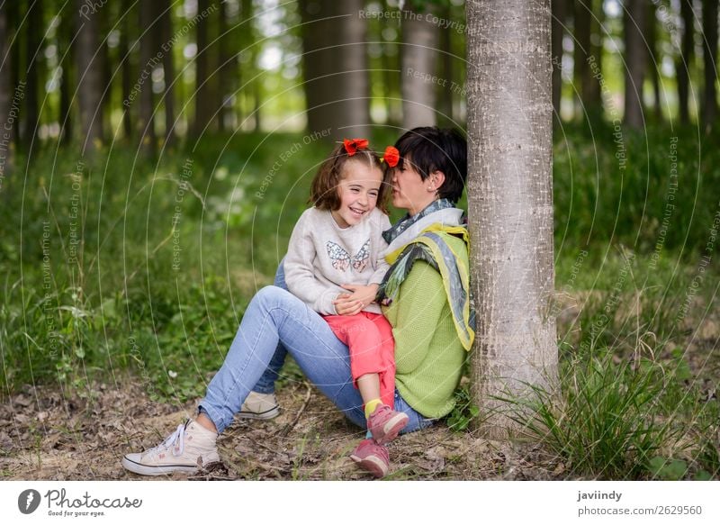 Glückliche Mutter mit ihrer kleinen Tochter in der Natur Lifestyle Freude Kind Mensch feminin Mädchen Frau Erwachsene Familie & Verwandtschaft Kindheit 2