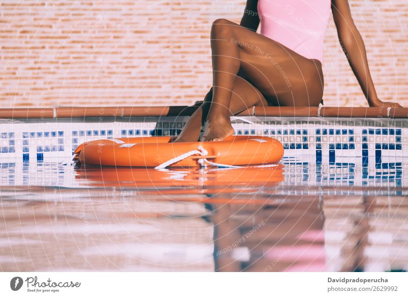 Frauenbeine im Schwimmbad mit Lebensretterin urwüchsig Sommer Rettungsschwimmer Sonnenbad Barfuß Beine Pediküre Erholung Haut Schwimmsport Bräune Wasser