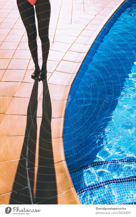 Frauenbeine machen einen Schatten am Poolrand. feminin Junge Frau Jugendliche Erwachsene Körper Beine Fuß 1 Mensch 18-30 Jahre Schwimmen & Baden urwüchsig