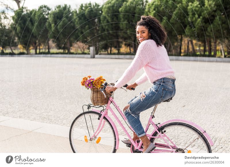 Schwarze junge Frau auf einem Oldtimer-Fahrrad Mädchen altehrwürdig Ausritt schön retro Blume Glück Blumenstrauß Sommer Jugendliche hübsch Frühling Korb