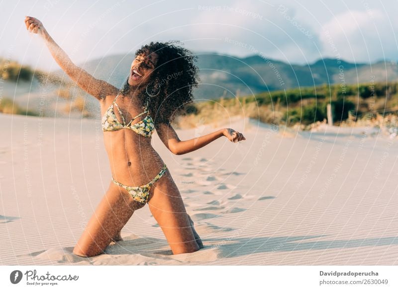 Wunderschöne junge Frau, die auf dem Sand am Strand posiert. Pose Mensch vereinzelt romantisch Meer Sonne Ferien & Urlaub & Reisen Natur Schwimmsport Anzug