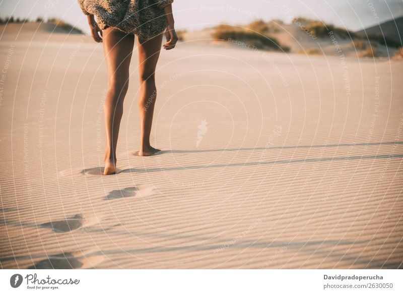 Beine einer jungen schwarzen Frau, die im Sand in einer Wüstendüne läuft. Strand laufen Mensch vereinzelt romantisch Meer Sonne Ferien & Urlaub & Reisen schön