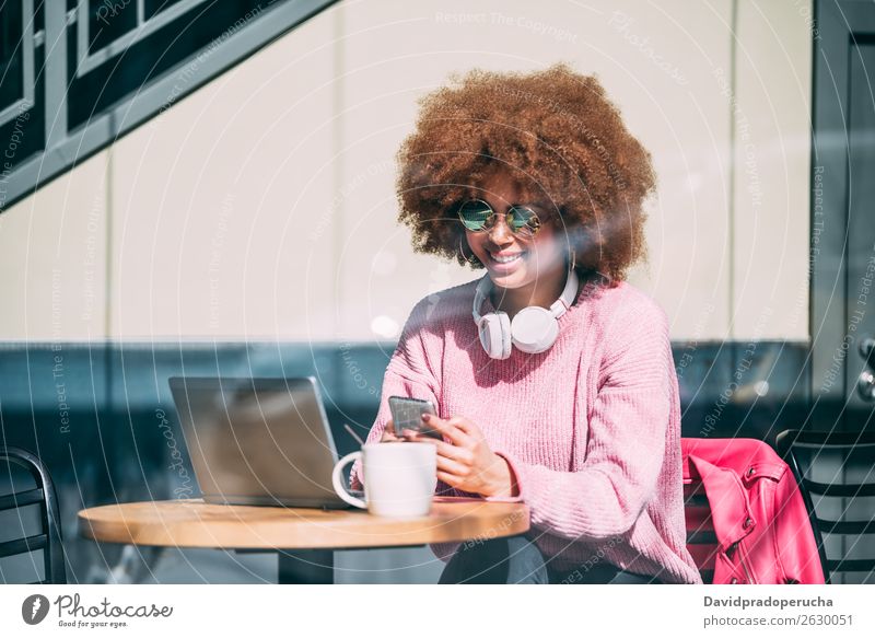 Gemischte Rennfrau in einem Café mit Handy Frau gemischt Erwachsene schwarz Afroamerikaner Afrikanisch Lifestyle Amerikaner Mobile Telefon PDA Mitteilung