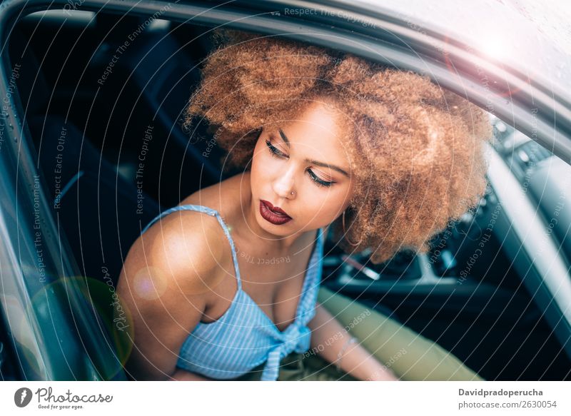 Gemischte Rassenfrau, die in einem Auto sitzt. Frau Lächeln gemischt Porträt schwarz Lifestyle multiethnisch Verkehr PKW sitzen Ferien & Urlaub & Reisen Fahrer