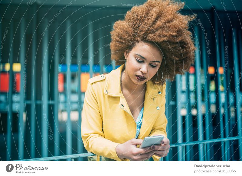Gemischte Rassenfrau im Sitzen und auf dem Handy Frau Lächeln gemischt Porträt schwarz Mobile Telefon PDA Technik & Technologie Mitteilung Internet Lifestyle